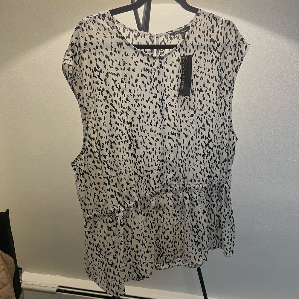 Banana Republic XXL Black and White Chiffon blouse keyhole peplum NWT